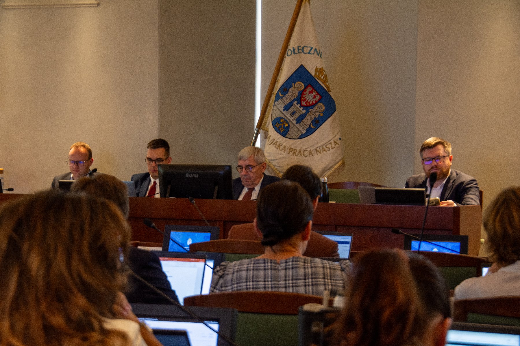 Obrady radnych w sali sesyjnej