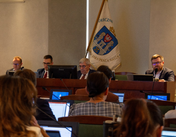 Obrady radnych w sali sesyjnej
