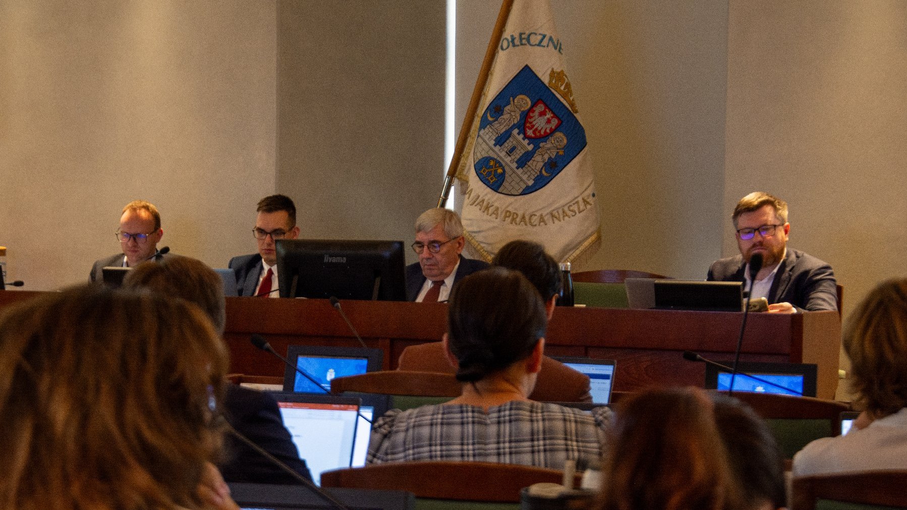 Obrady radnych w sali sesyjnej