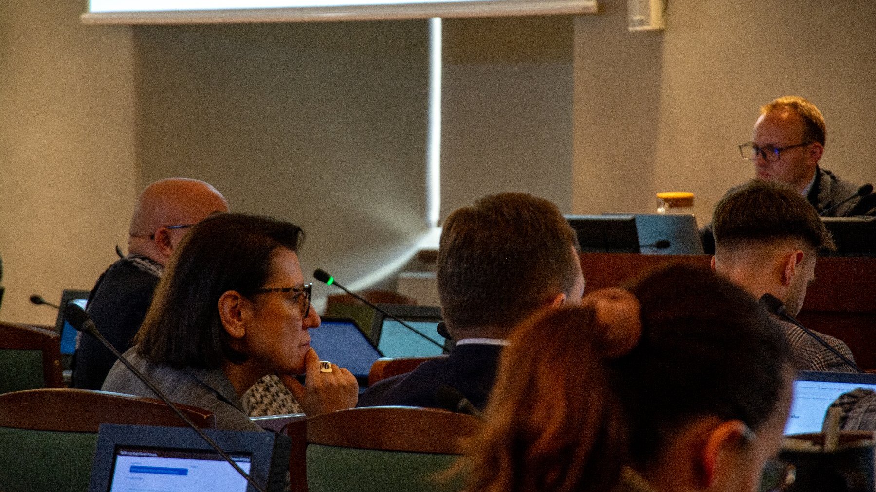 Obrady radnych w sali sesyjnej