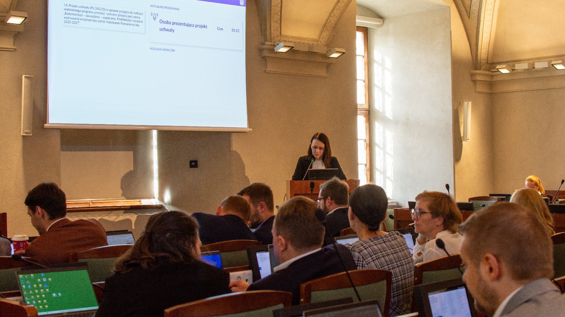 Obrady radnych w sali sesyjnej