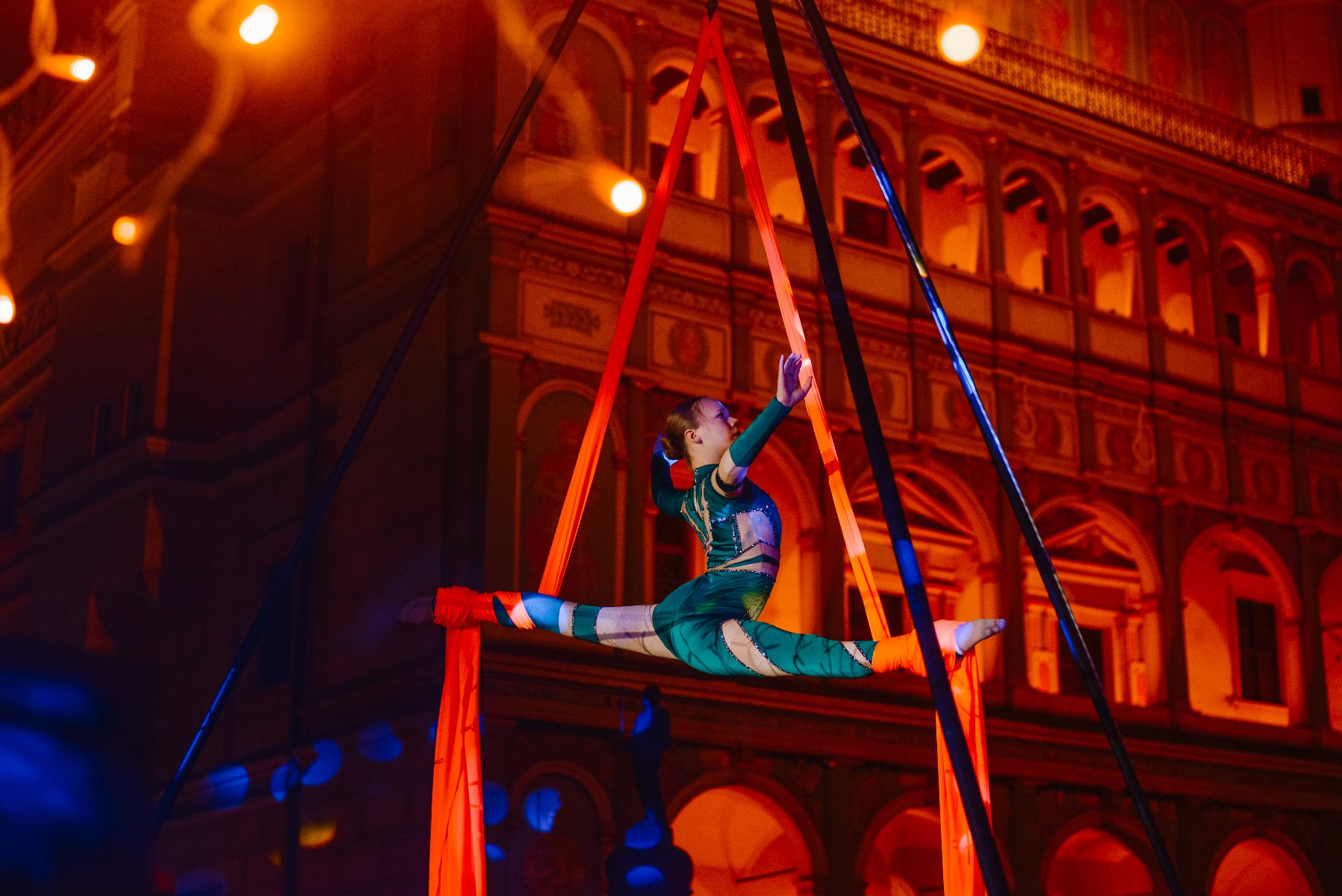 akrobatka wykonuje układ na szarfie na tle ratusza - grafika artykułu